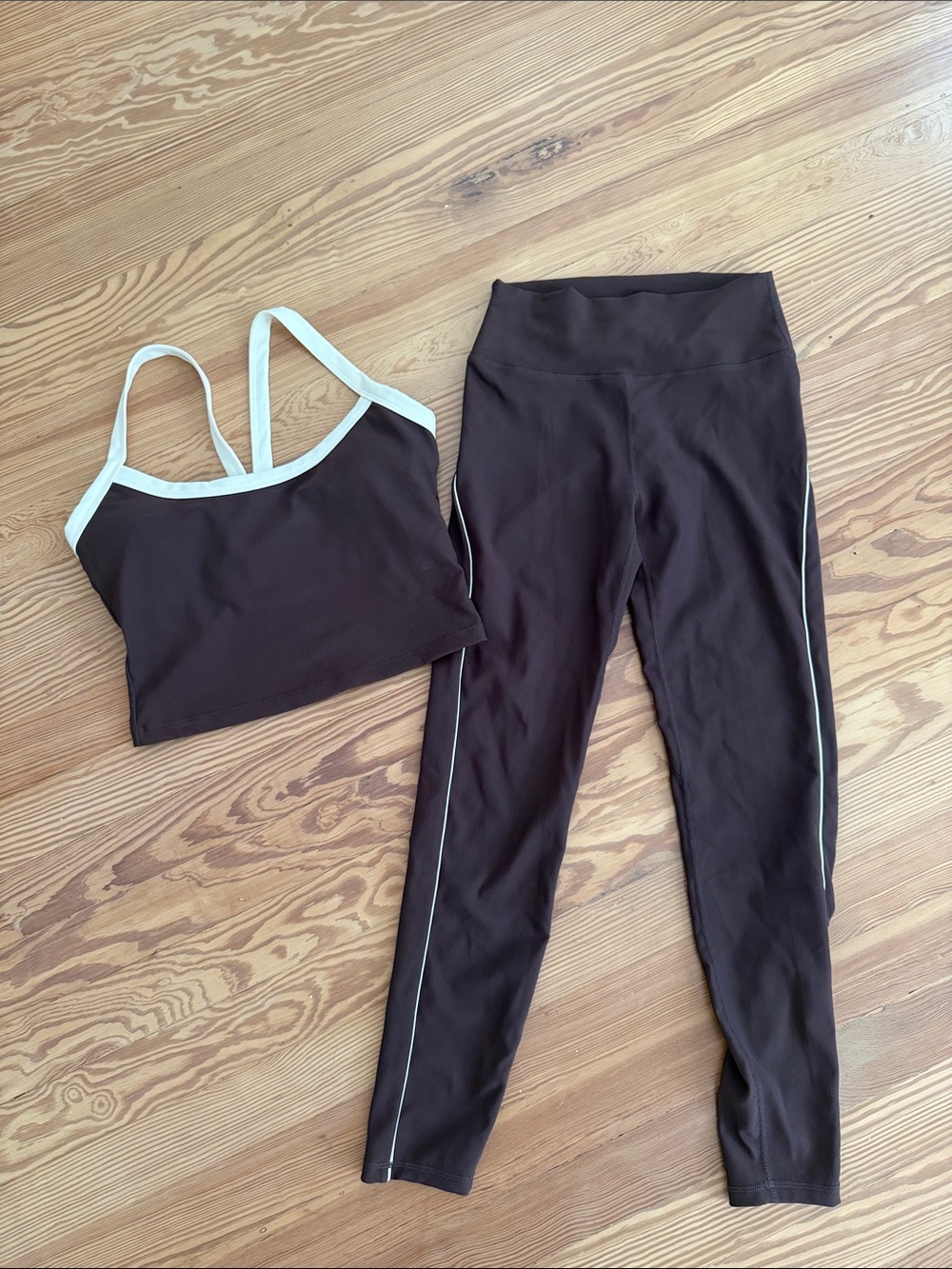 Wilo Women’s Brown Activewear Set with Cream Trim